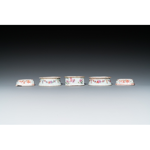 273 - Five Chinese famille rose salts, QianlongDim.: 10 x 7,5 x 3,5 cm (the oval salts)Dim.: 7,5 x 5,5 x 2... 