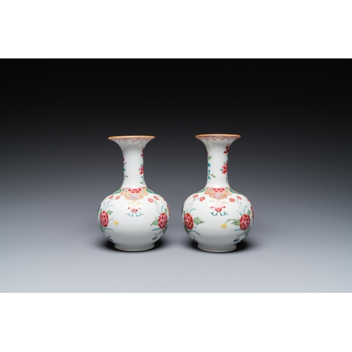 279 - A pair of Chinese famille rose 'rooster' kendis, QianlongH.: 17 cm