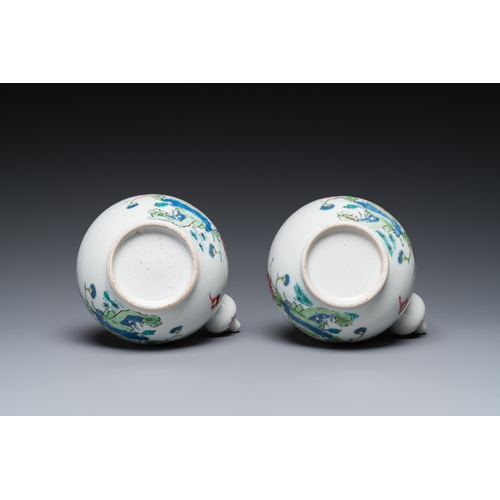 279 - A pair of Chinese famille rose 'rooster' kendis, QianlongH.: 17 cm