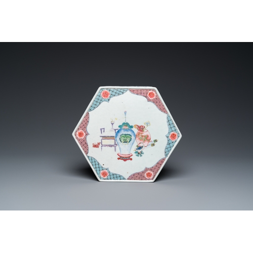 284 - A rare Chinese famille rose hexagonal 'antiquities' stand, YongzhengDim.: 26 x 23 x 8 cm... 