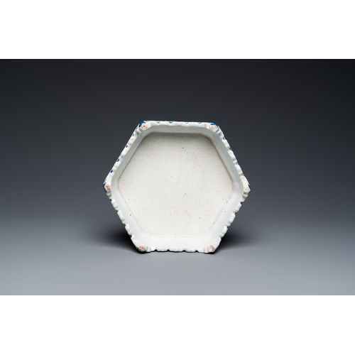 284 - A rare Chinese famille rose hexagonal 'antiquities' stand, YongzhengDim.: 26 x 23 x 8 cm... 