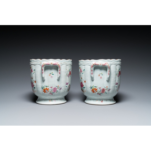 286 - A pair of Chinese famille rose wine coolers, QianlongL.: 25 cm - H.: 21 cm