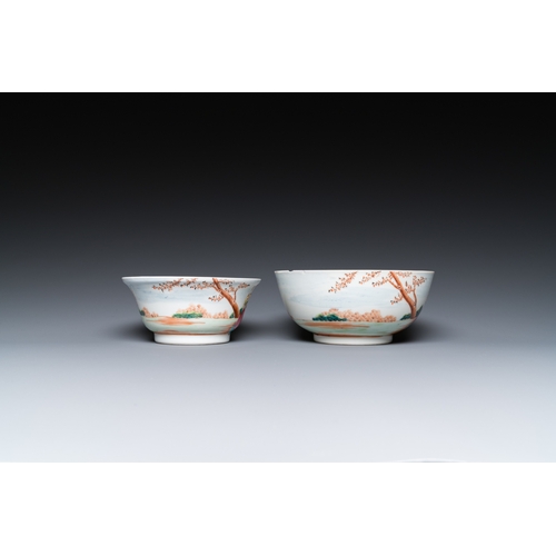 294 - Two fine Chinese famille rose 'European subject' bowls, QianlongDia.: 14 cm - H.: 6,5 cm (the larges... 