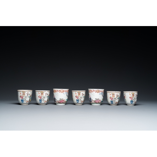 300 - 19 Chinese famille rose cups and 15 saucers, QianlongDia.: 13,5 cm (the largest saucer)L.: 9,5 cm - ... 