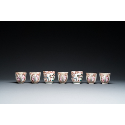 300 - 19 Chinese famille rose cups and 15 saucers, QianlongDia.: 13,5 cm (the largest saucer)L.: 9,5 cm - ... 