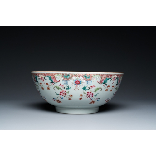 303 - A Chinese famille rose punch bowl with floral design, QianlongDia.: 30,5 cm - H.: 13 cm... 