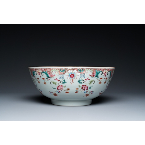 303 - A Chinese famille rose punch bowl with floral design, QianlongDia.: 30,5 cm - H.: 13 cm... 