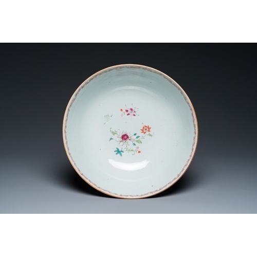 303 - A Chinese famille rose punch bowl with floral design, QianlongDia.: 30,5 cm - H.: 13 cm... 