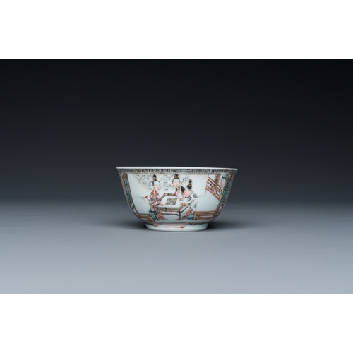 304 - A fine Chinese famille rose cup and saucer with go-players, YongzhengDia.: 11,5 cm (the saucer)Dia.:... 