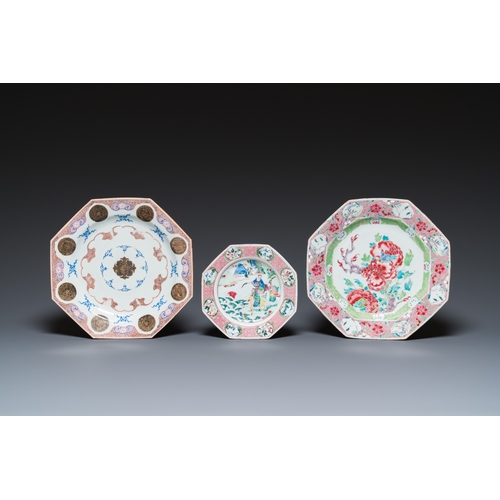 310 - Three octagonal Chinese famille rose dishes, Yongzheng/QianlongL.: 26 cm (the largest dishes)L..: 18... 