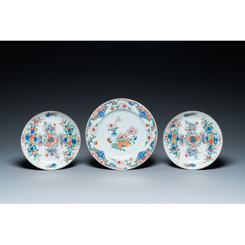 327 - A Chinese famille rose dish and a pair of famille verte plates, Kangxi/QianlongDia.: 26,5 cm - 21,5 ... 