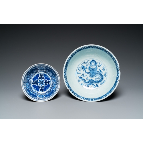 328 - Three Chinese famille rose dishes and two bowls, Qianlong and laterDia.: 26 cm - H.: 11,5 cm (the la... 