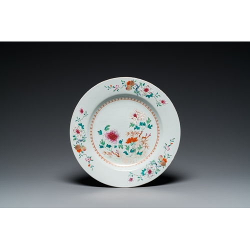 328 - Three Chinese famille rose dishes and two bowls, Qianlong and laterDia.: 26 cm - H.: 11,5 cm (the la... 