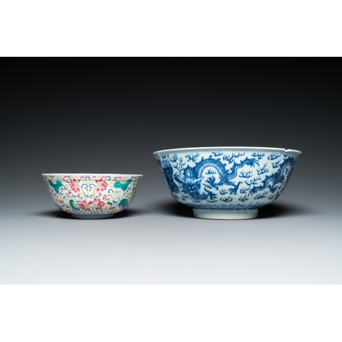 328 - Three Chinese famille rose dishes and two bowls, Qianlong and laterDia.: 26 cm - H.: 11,5 cm (the la... 