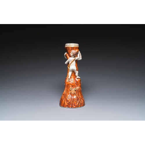 336 - A Chinese faux-bois export porcelain stand with two young boys, QianlongH.: 35 cm