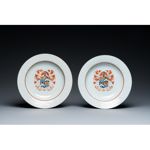 338 - A pair of Chinese armorial plates with bianco-sopra-bianco rims, QianlongDia.: 22,5 cm... 