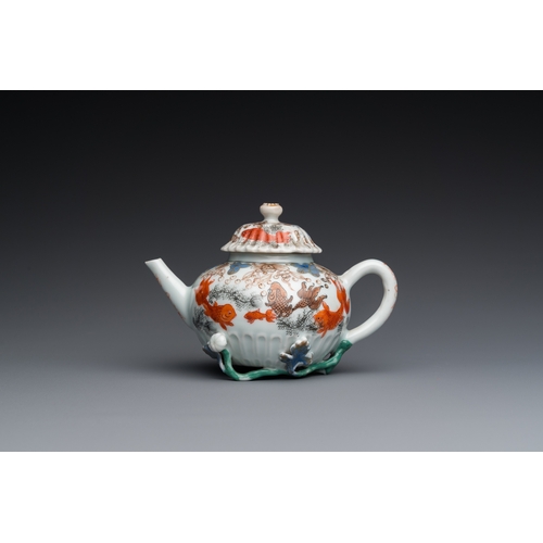 340 - A Chinese iron-red and gilt-decorated 'carps' teapot and cover, YongzhengH.: 10 cm - L.: 15 cm... 