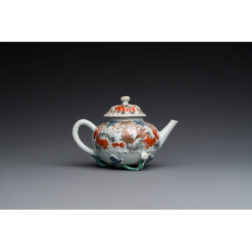 340 - A Chinese iron-red and gilt-decorated 'carps' teapot and cover, YongzhengH.: 10 cm - L.: 15 cm... 