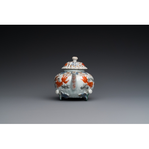 340 - A Chinese iron-red and gilt-decorated 'carps' teapot and cover, YongzhengH.: 10 cm - L.: 15 cm... 