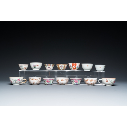 357 - A varied collection of Chinese plates, cups and saucers, Kangxi and laterDia.: 15,5 cm (the largest ... 