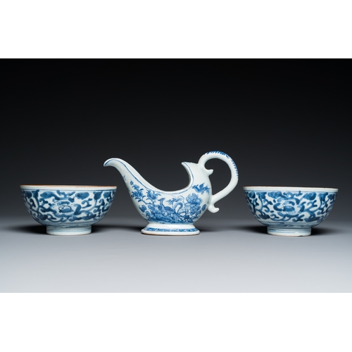 358 - A varied collection of Chinese blue, white and famille rose porcelain, Kangxi/QianlongDia.: 28,5 cm ... 