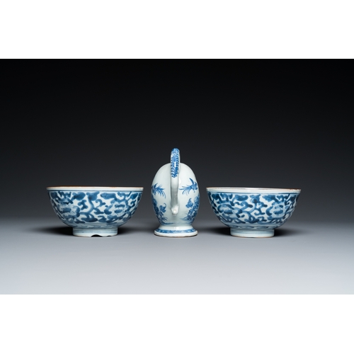 358 - A varied collection of Chinese blue, white and famille rose porcelain, Kangxi/QianlongDia.: 28,5 cm ... 