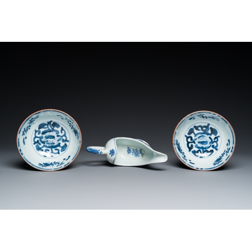 358 - A varied collection of Chinese blue, white and famille rose porcelain, Kangxi/QianlongDia.: 28,5 cm ... 