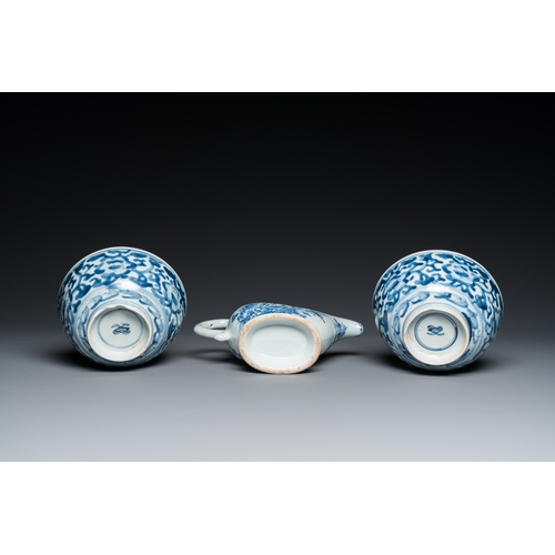 358 - A varied collection of Chinese blue, white and famille rose porcelain, Kangxi/QianlongDia.: 28,5 cm ... 