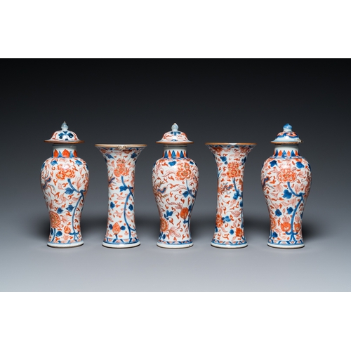 359 - A Chinese grisaille garniture of five 'phoenix' vases, Kangxi/YongzhengH.: 22,5 cm (the tallest)... 