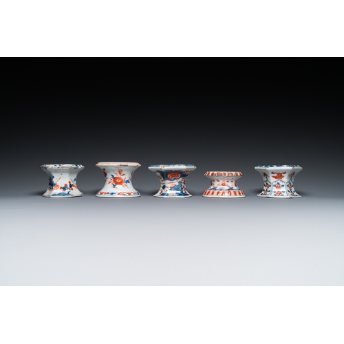 362 - Five Chinese Imari-style salts, Kangxi/QianlongDia.: 9 cm - H.: 6,5 cm (the largest)