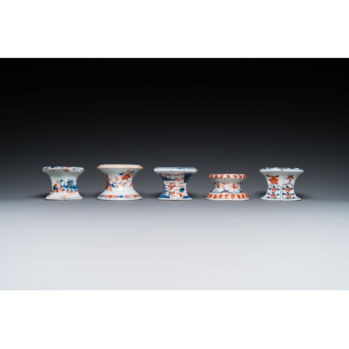 362 - Five Chinese Imari-style salts, Kangxi/QianlongDia.: 9 cm - H.: 6,5 cm (the largest)