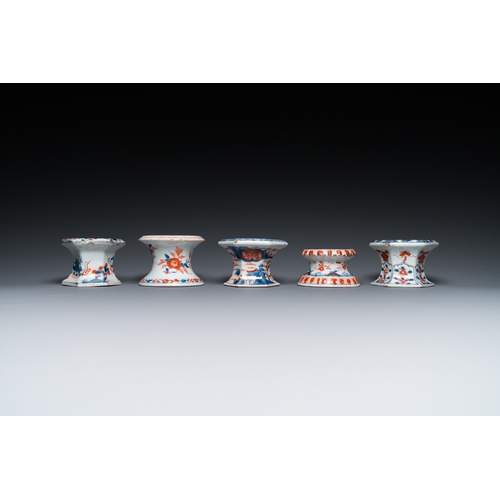 362 - Five Chinese Imari-style salts, Kangxi/QianlongDia.: 9 cm - H.: 6,5 cm (the largest)