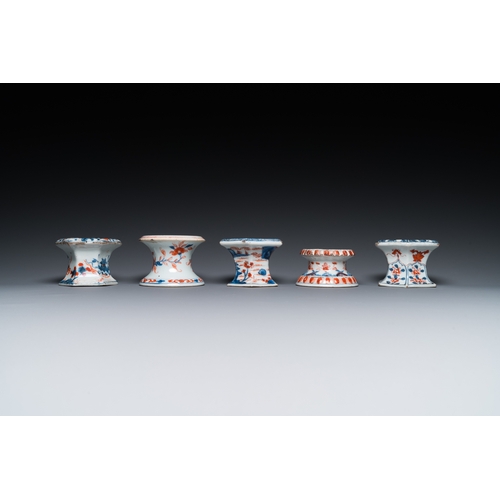 362 - Five Chinese Imari-style salts, Kangxi/QianlongDia.: 9 cm - H.: 6,5 cm (the largest)