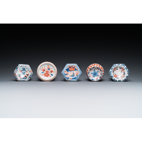 362 - Five Chinese Imari-style salts, Kangxi/QianlongDia.: 9 cm - H.: 6,5 cm (the largest)