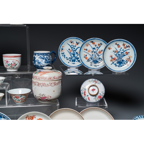 363 - A varied collection of Chinese porcelain, Kangxi and laterDia.: 16 cm (the plate) Dia.: 14,5 cm - H.... 