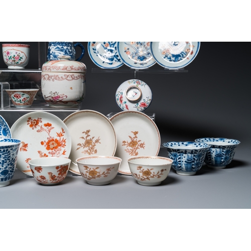 363 - A varied collection of Chinese porcelain, Kangxi and laterDia.: 16 cm (the plate) Dia.: 14,5 cm - H.... 