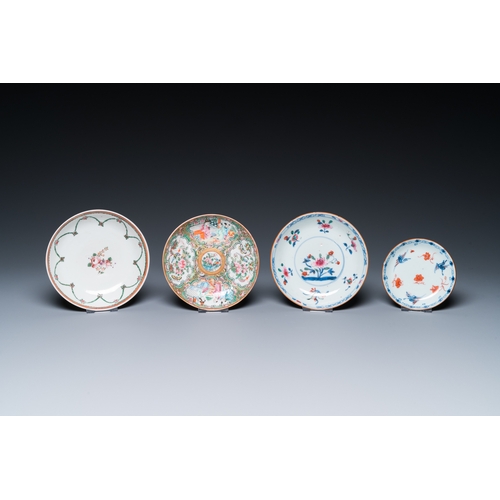 367 - 13 Chinese blue and white and famille rose porcelain wares, Kangxi and laterDia.: 23,5 cm (the large... 