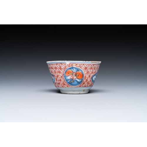 367 - 13 Chinese blue and white and famille rose porcelain wares, Kangxi and laterDia.: 23,5 cm (the large... 