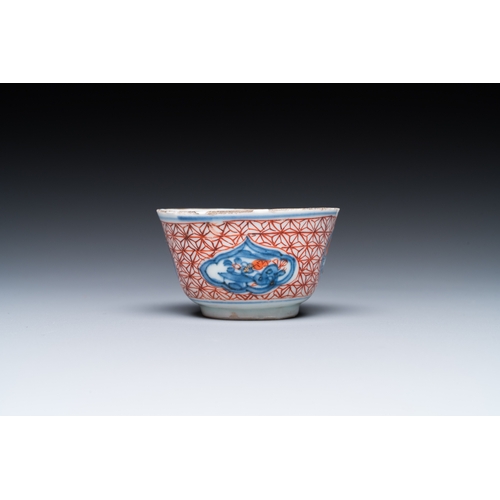 367 - 13 Chinese blue and white and famille rose porcelain wares, Kangxi and laterDia.: 23,5 cm (the large... 