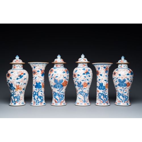 368 - A Chinese Imari-style garniture of six vases with floral design, KangxiH.: 22 cm (the tallest)... 