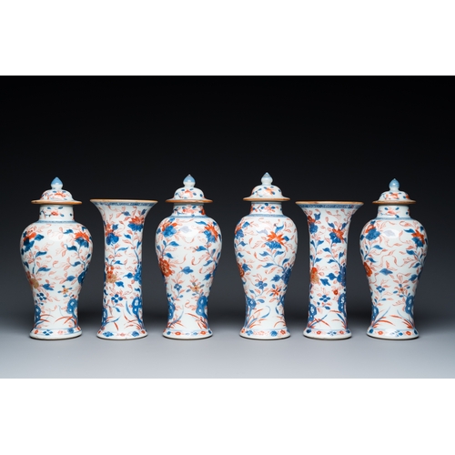 368 - A Chinese Imari-style garniture of six vases with floral design, KangxiH.: 22 cm (the tallest)... 