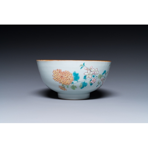 375 - A fine Chinese famille rose bowl with floral design, YongzhengDia.: 15 cm - H.: 7,5 cm... 