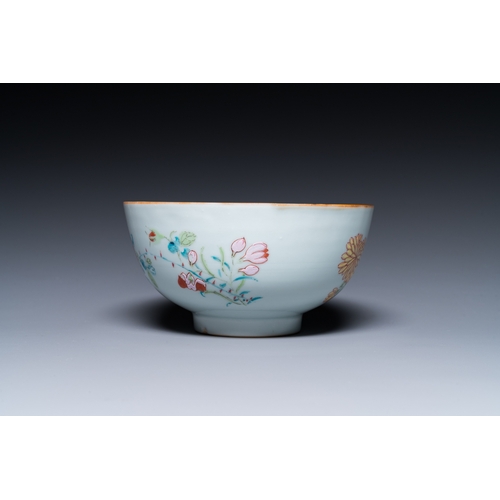 375 - A fine Chinese famille rose bowl with floral design, YongzhengDia.: 15 cm - H.: 7,5 cm... 