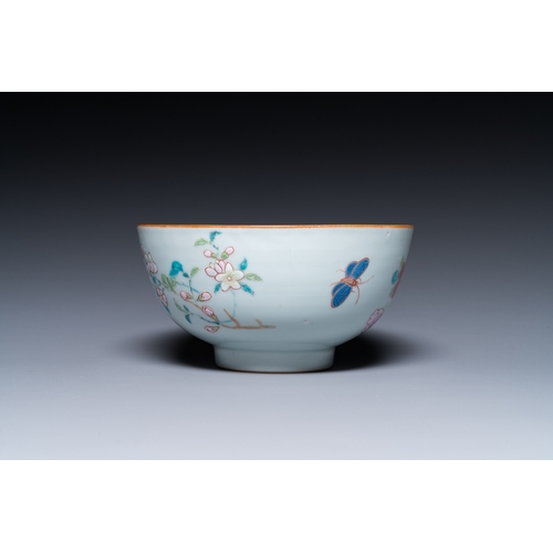 375 - A fine Chinese famille rose bowl with floral design, YongzhengDia.: 15 cm - H.: 7,5 cm... 