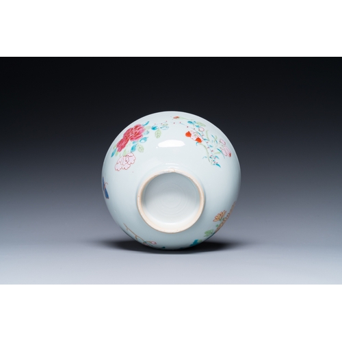 375 - A fine Chinese famille rose bowl with floral design, YongzhengDia.: 15 cm - H.: 7,5 cm... 