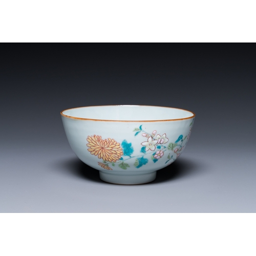 375 - A fine Chinese famille rose bowl with floral design, YongzhengDia.: 15 cm - H.: 7,5 cm... 