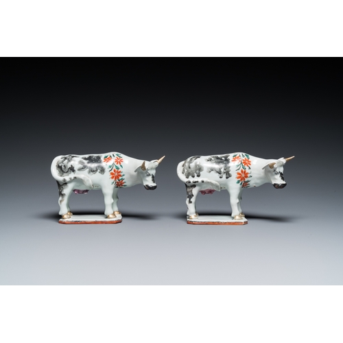 378 - A pair of Chinese porcelain cows after Delftware examples for the Dutch market, QianlongL.: 20,5 cm ... 