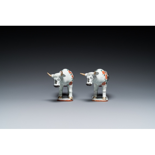 378 - A pair of Chinese porcelain cows after Delftware examples for the Dutch market, QianlongL.: 20,5 cm ... 