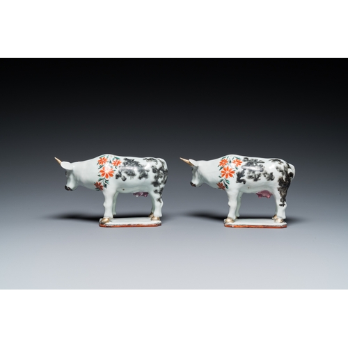 378 - A pair of Chinese porcelain cows after Delftware examples for the Dutch market, QianlongL.: 20,5 cm ... 