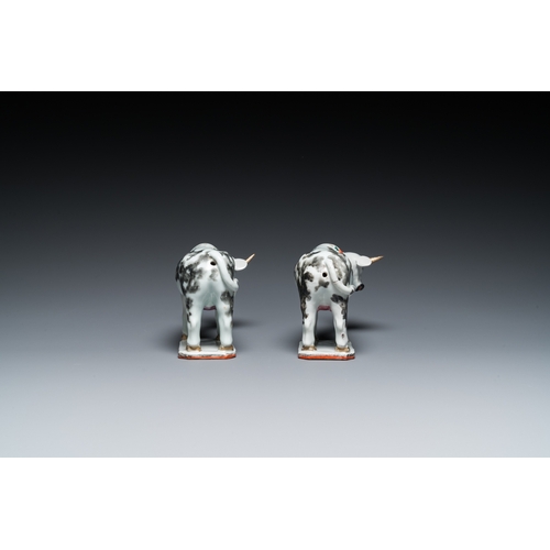 378 - A pair of Chinese porcelain cows after Delftware examples for the Dutch market, QianlongL.: 20,5 cm ... 